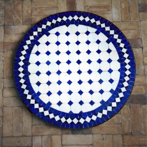 Table en zellige sur mesure pour salon d'intérieur