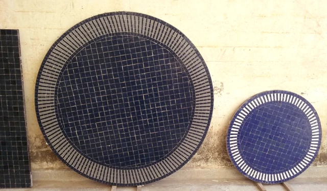 Plateaux ronds de différentes tailles sur mesure en zellige rayé bleu et blanc