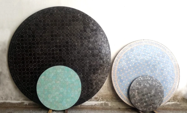 Echantillon de plateaux de table en zellige, 30 à 120 centimètres de diamètre