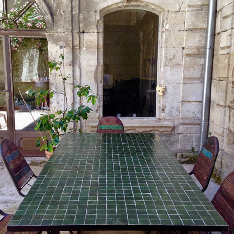 Table en zellige et fer forgé, fabrication sur mesure, couleur vert foncé