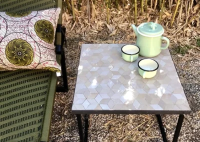 Petite table en zellige beige et chaise longue pour le jardin
