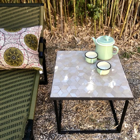 Petite table en zellige beige et chaise longue pour le jardin