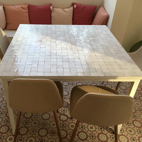 Table de salon, forme carré, motif carré, couleur blanc nacre, livraison en région parisienne