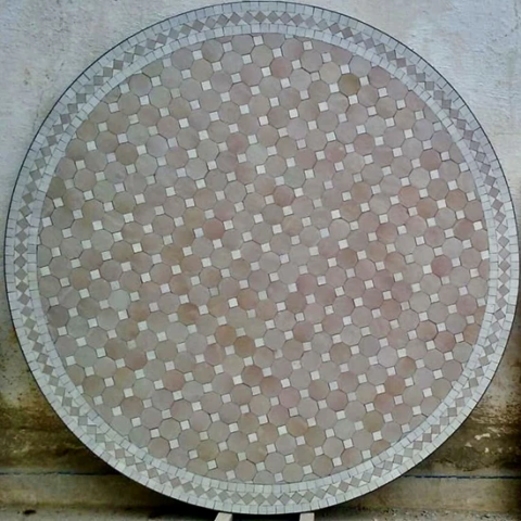 Plateaux de tables sur mesure en zellige au motif Tagra rose et nacre, cerclage en fer forgé à la main