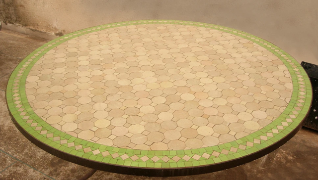 Tables sur mesure en zellige au motif Tagra de couleur naturel et vert anis, piètement en fer forgé à la main