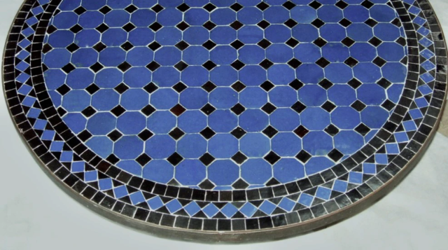 Plateaux de table traditionnelle marocaine sur mesure en zellige au motif Tagra bicolore, noir et bleu profond, cerclage en fer forgé à la main