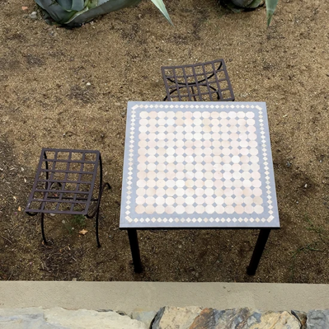 Aménagement de table sur mesure en extérieure, plateau en zellige traditionnellement cuit au four.