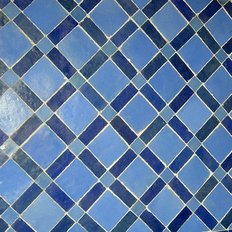 Surface mural en zellige au motif treillis