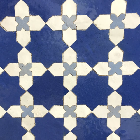 Motif fleur de matécha en zellige bleu profond, bleu ciel et blanc. prédécoupe prêt à poser en filet de 30cm de côté