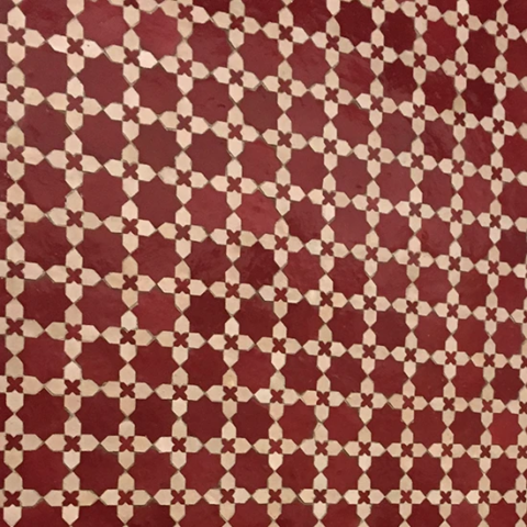 Grande surface au sol d'un motif Fleur de Matécha en zellige rouge et nacre, disponible à la vente chez Art et Sud déco Marseille (13)