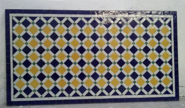 Panneau de zellige pour table sur mesure à Marseille, motif treillis, bleu, jaune et vert