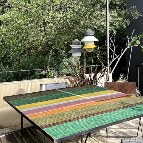 Création originale d'une table en zellige multicolore chez art et sud déco Marseille