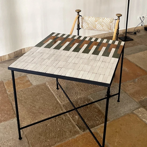 Fabrication de tables personnalisées en zellige