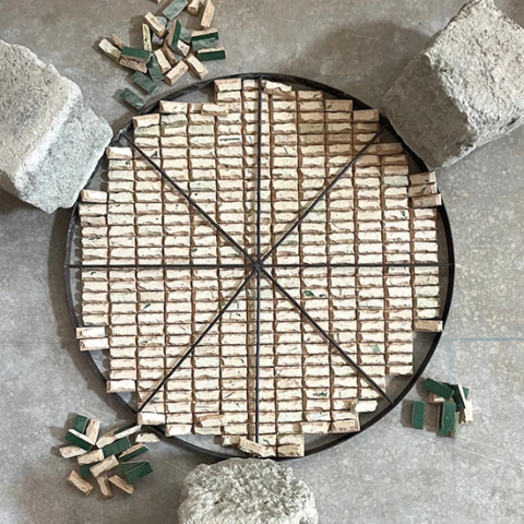 Fabrication artisanale de plateau de zellige