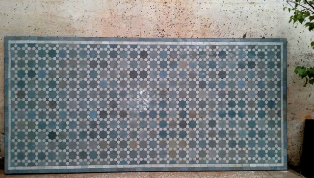 Plateau de table 200x95cm, zellige et cerclage en fer forgé, fabrication sur mesure au motif fleurs de matécha