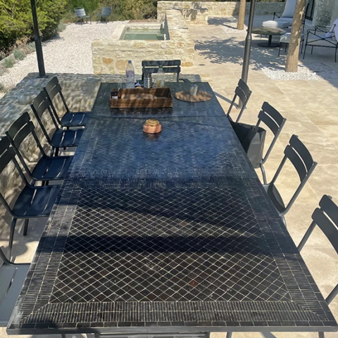 Tables noires en mosaïque de zellige et pietements fer forgé