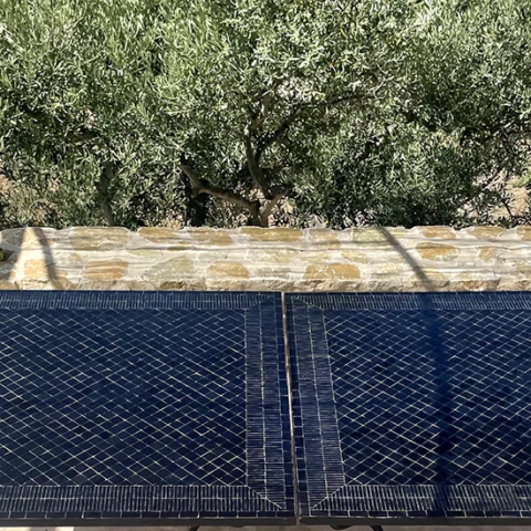 Fabrication de deux tables sur mesure en mosaïque de zellige rayé noir