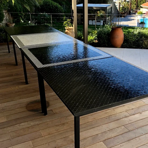 Table carrée de 120 cm de côté en zellige rayé noir et blanc