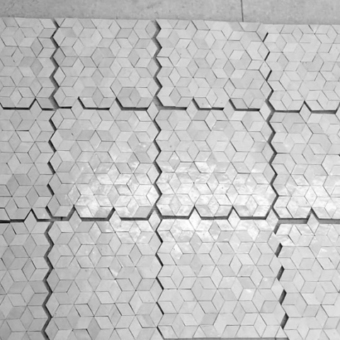 Fabrication de zellige pour le motif cube, vente en carton pour habillage mural