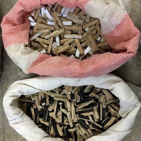 Fabrication de zellige rayé dans la manufacture artisanale de Art et Sud Déco