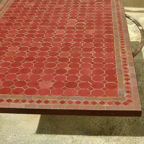 Panneau de décoration en zellige ciselé à la main et cuit au four à bois au Maroc