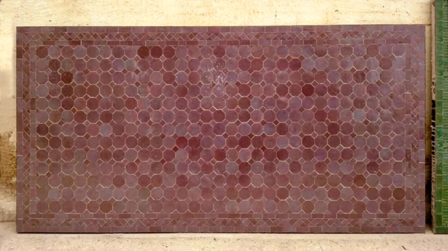 Décoration traditionnelle en zellige marocain et table sur mesure