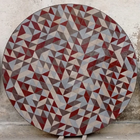 Grand plateau de table ronde en zellige et cerclage en fer forgé, fabrication sur mesure et livraison en région parisienne