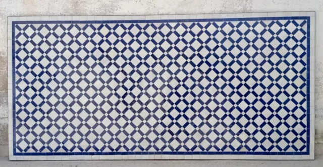 Grand plateau de table rectangulaire en zellige, motif treillis bleu profond et nacre. Paris 14"