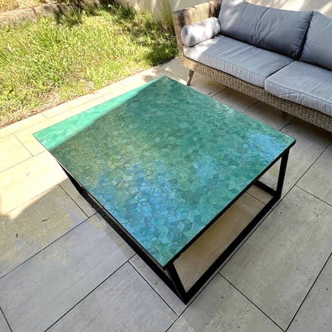 Grande table basse carrée en zellige, motif cube, couleur vert céladon, pieds en fer forgé sur mesure