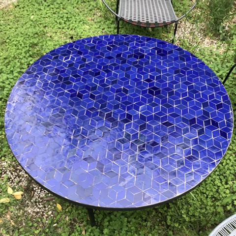 Grande table basse ronde en zellige, couleur bleu roi et motif cubes