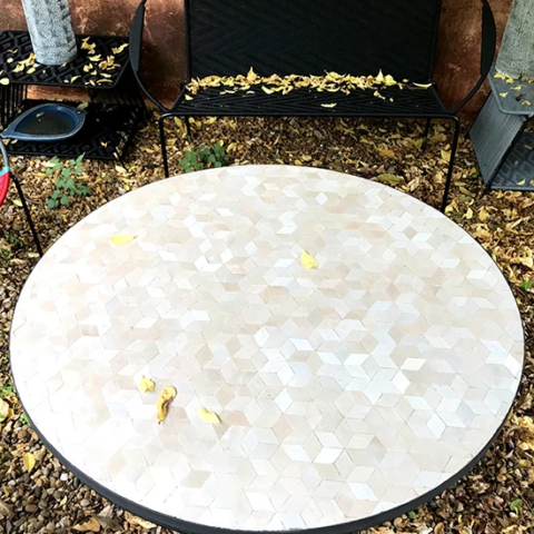 Table basse ronde en zellige, fabrication sur mesure, couleur nacre blanc et motif cubes