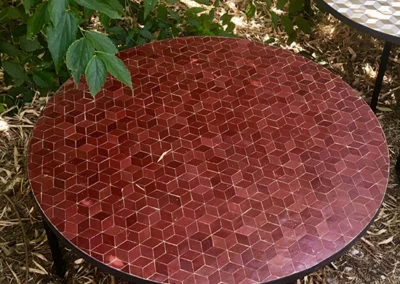 Grande table basse ronde en zellige rouge, motif cubes, livraison à Martigues (13)