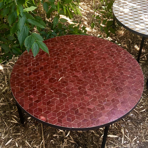 Grande table basse ronde en zellige rouge, motif cubes, livraison à Martigues (13)