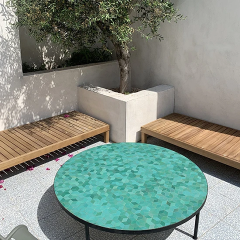Grande table basse ronde en zellige vert céladon et motif cubes, livraison à Marseille (13)