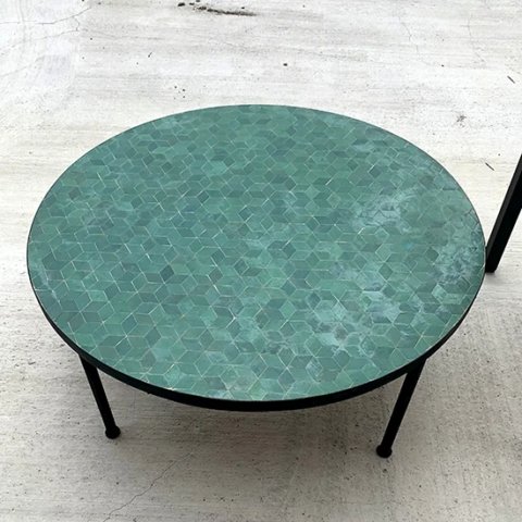 Grande table basse en zellige, 130cm de diamètre, couleur vert d'eau et motif cubes