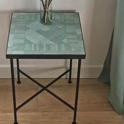 Guéridon en zellige rayé de couleur vert céladon