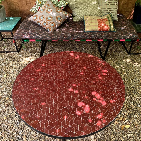 petite table en zellige sur terrasse en extérieur, motif cubes et couleur rouge
