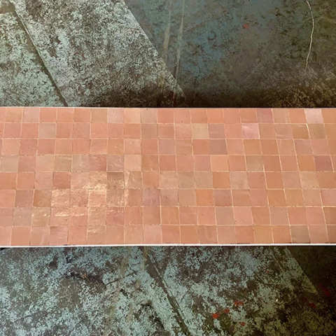 Plateau de banc en zellige, fabrication sur mesure, couleur rose