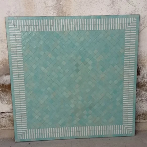 Plateau de table carrée 100x100 cm en zellige vert d'eau au motif rayé