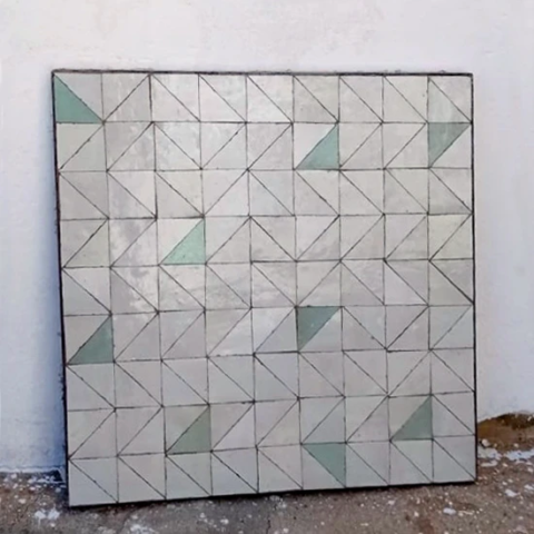 Petit plateau de table carrée en zellige, motif triangle, couleur blanc nacre