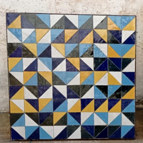 Petit plateau de table de chevet carrée en zellige, motif triangle, fabrication sur mesure pour un retrait dans le showroom de Art et Sud Déco Marseille (13)