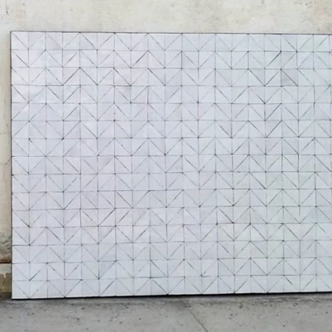 Grand plateau rectangle pour table d'intérieur en zellige blanc nacre, motif triangle, fabrication sur mesure pour le show room d'Art et Sud Déco de Paris (75)