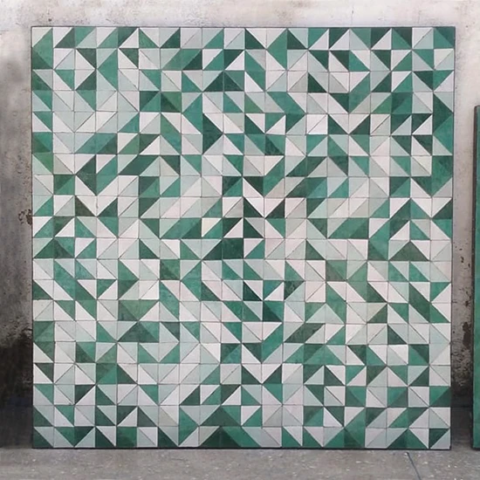 Grand plateau de table carrée en zellige, vert et blanc nacre, motif triangle, fabrication sur mesure