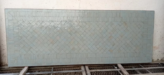 Plateau de console 150x40 cm en zellige traditionnel rayé de couleur gris