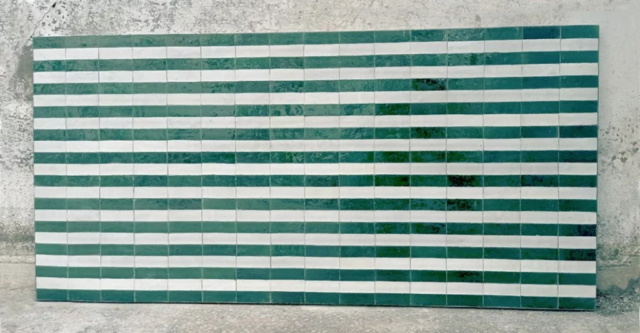 Grand plateau de table en zellige (200x95 cm), couleurs noire, blanche et verte, motif rectangle