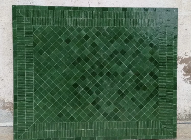 Plateau de table rectangulaire 120x80 cm en zellige rayé de couleur vert anglais