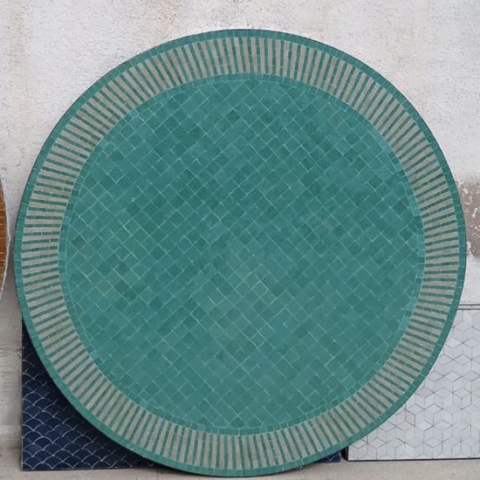 Plateau rond de table en zellige vert céladon au motif rayé, 100 cm de diamètre