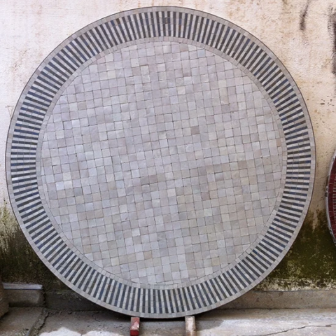 grand plateau de table ronde 120 cm en zellige rayé, gris foncé et blanc