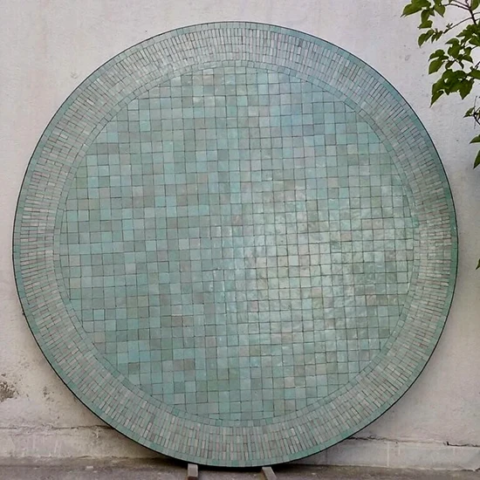 grand plateau de table en zellige de 130 cm de diamètre, motif rayé et couleur vert céladon et nacre