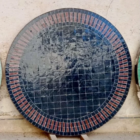 Plateau rond de 80 cm en zellige rayé bleu et rouge pour table sur mesure